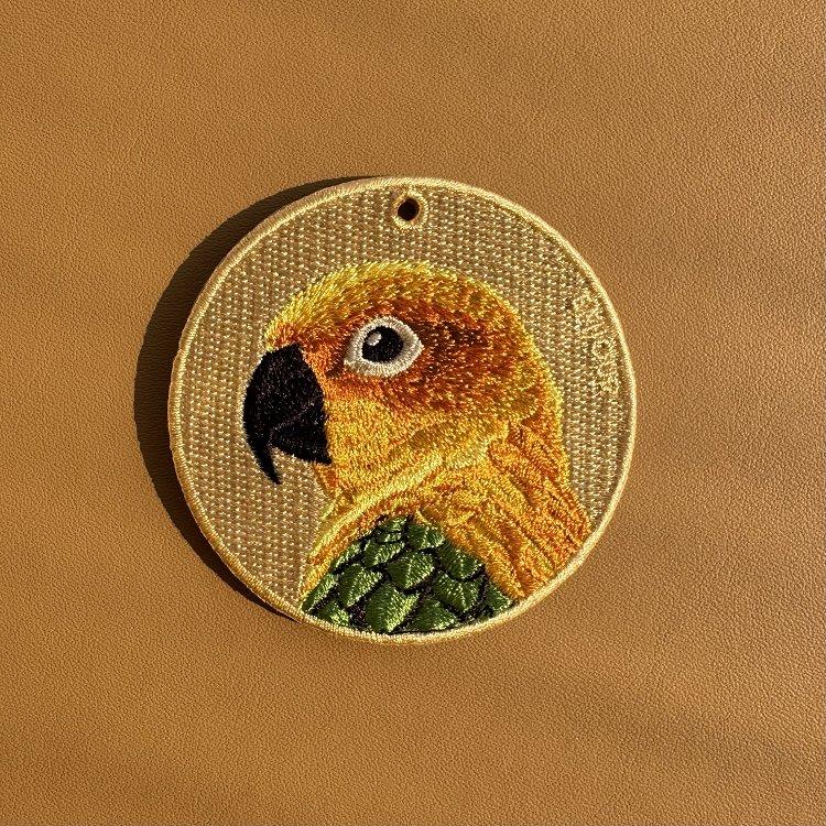 雙面刺繡吊飾-金太陽鸚鵡 - 金太陽鸚鵡