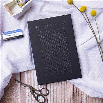 2024年32K日日好軟背精裝方格週誌-沉睡森林-黑