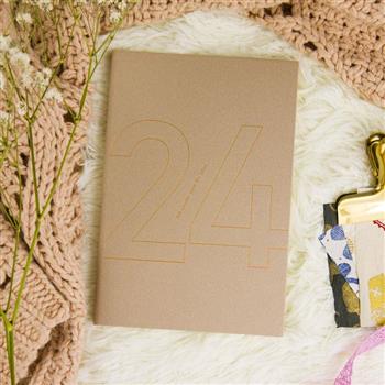 2024年32K彩糖蒔光軟背精裝橫式週誌-日曬黃