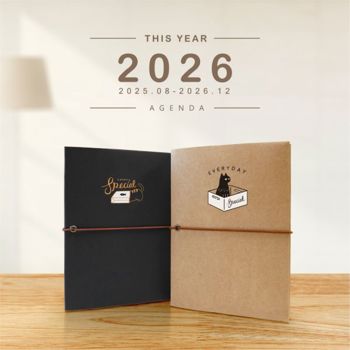 (特價)簡單生活-2026 32K雙色跨年紙書衣手冊( 紙箱貓/墨黑)
