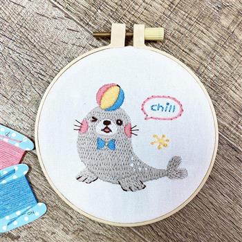 【HobbyEasy】可愛動物刺繡──愛玩耍小海豹（附超值全材料包套組，含完整教學影片＋原寸繡圖）