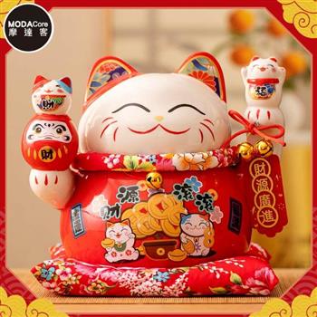 摩達客◉春節開運招財◉紅色財源滾滾達摩招財貓(含坐墊)_撲滿存錢桶擺飾桌飾