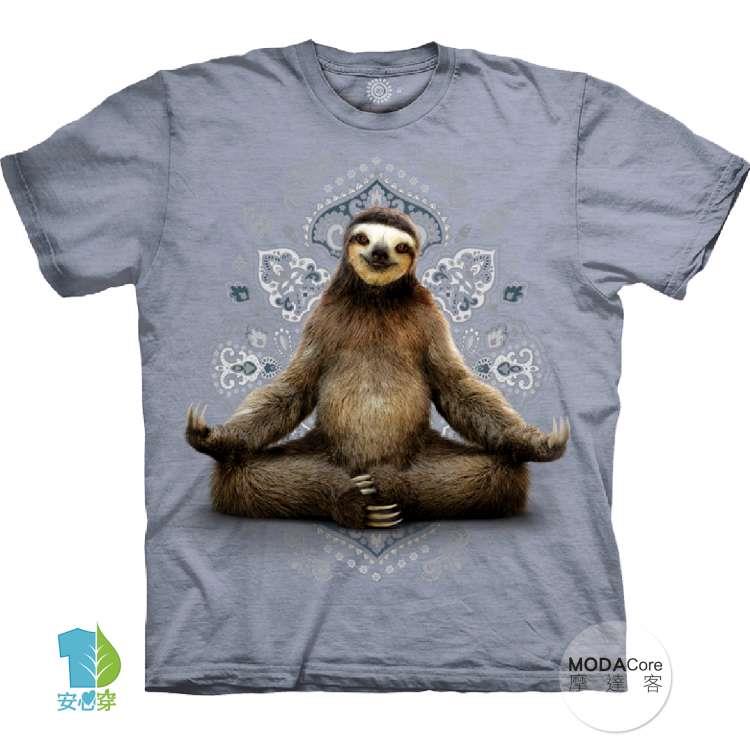 摩達客－（預購）美國進口The Mountain 樹懶打座藍底 純棉環保藝術中性短袖T恤