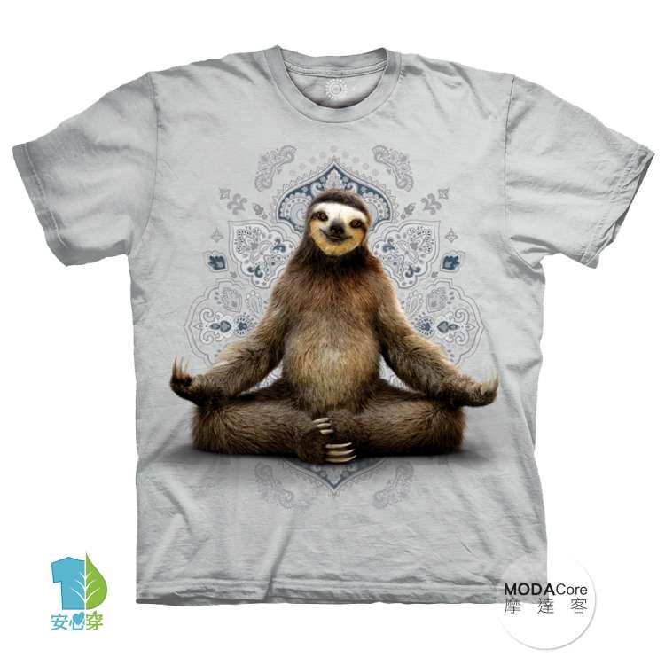 摩達客－（預購）美國進口The Mountain 樹懶打座灰白底 純棉環保藝術中性短袖T恤