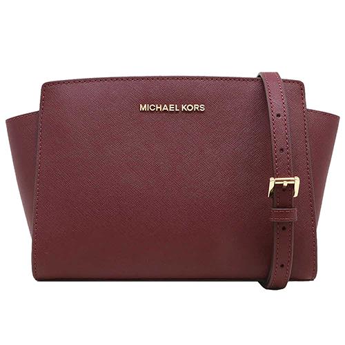 【MICHAEL KORS】簡約皮革拉鍊斜背包－酒紅 （現貨+預購）