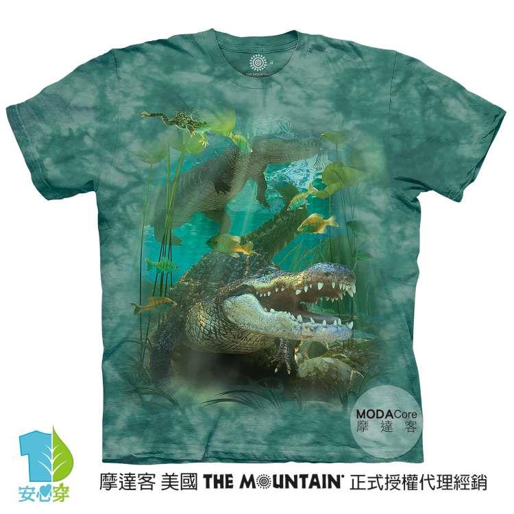 摩達客－預購－大尺碼4、5XL－美國進口The Mountain  鱷魚游水 純棉環保藝術中性短袖T