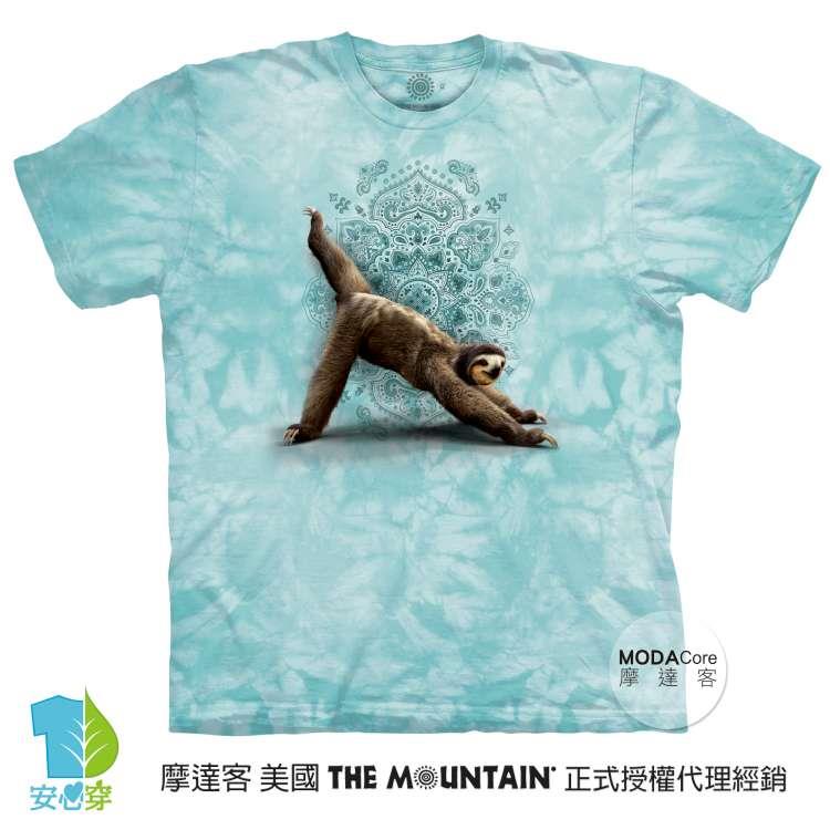 摩達客－預購－大尺碼3XL－美國進口The Mountain 樹懶伸展操綠底 純棉環保藝術中性短袖T