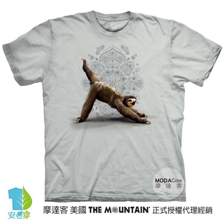 摩達客－預購－大尺碼4、5XL－美國進口The Mountain 樹懶伸展操灰底 純棉環保中性短袖T