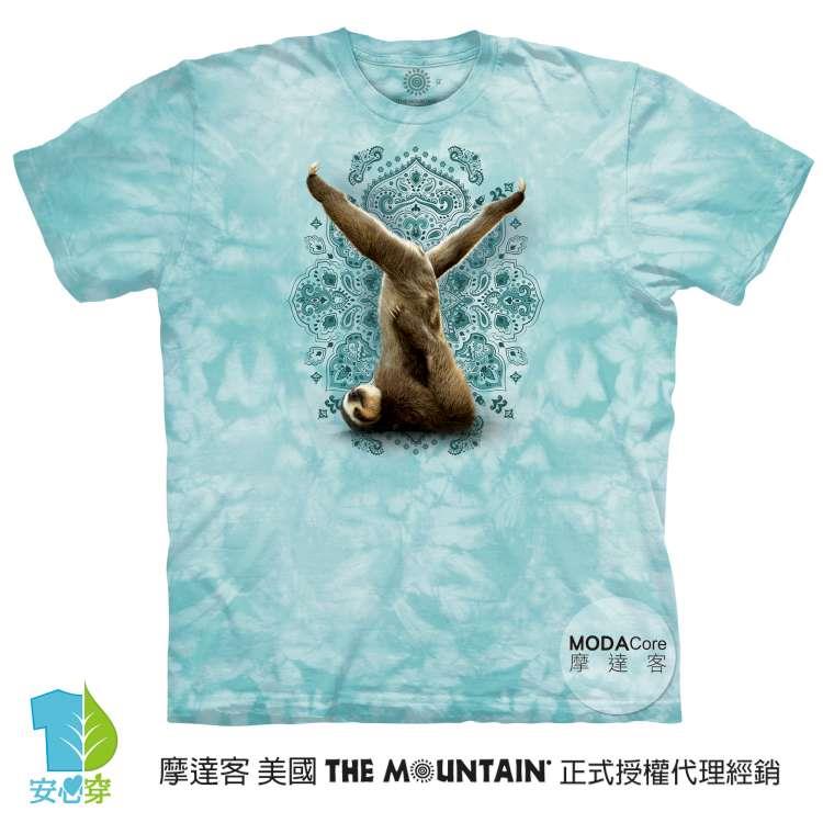 摩達客－預購－大尺碼3XL－美國進口The Mountain 樹懶做瑜珈綠底 純棉環保藝術中性短袖T