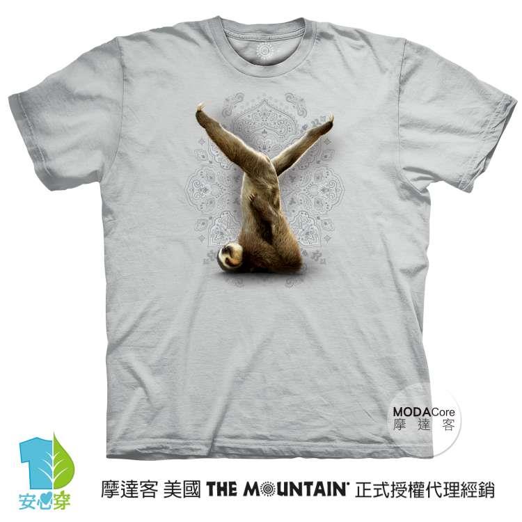 摩達客－預購－大尺碼3XL－美國進口The Mountain 樹懶做瑜珈灰底 純棉環保藝術中性短袖T