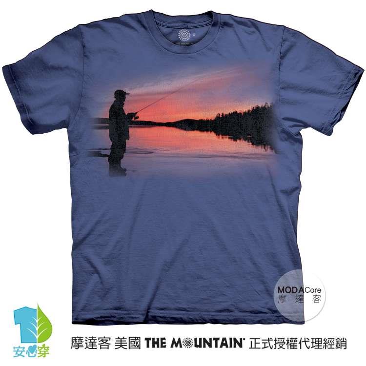 摩達客－預購－美國進口The Mountain 夕陽釣魚 純棉環保藝術中性短袖T恤