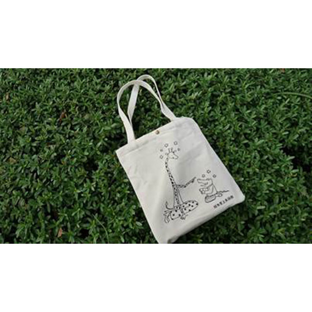 采實2月童書社方展，購買參展品項中任兩本，即加贈「鱷魚愛上長頸鹿手提肩背兩用書袋」乙份，單筆訂單不累送，數量有限送完為止。