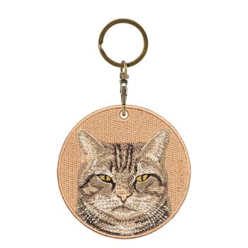 雙面刺繡吊飾-瞇眼虎斑貓
